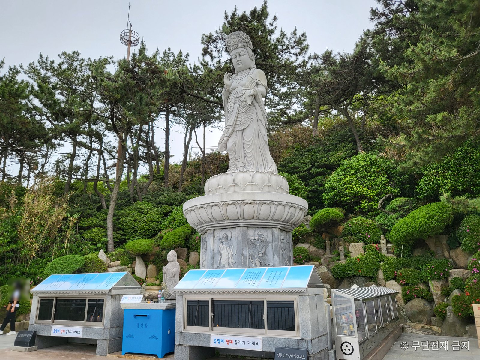 해동용궁사 바다를 바라보는 해수관음대불 석상