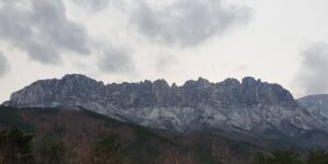 눈 덮인 설악산 울산바위 능선